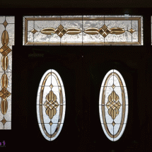 نمای-داخلی-از-شیشه-تزیینی-در-ورودی-ساختمان